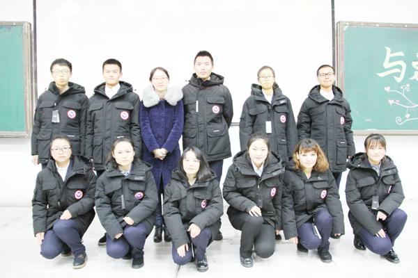 学生党支部书记张婕老师颁发羽绒服__.jpg