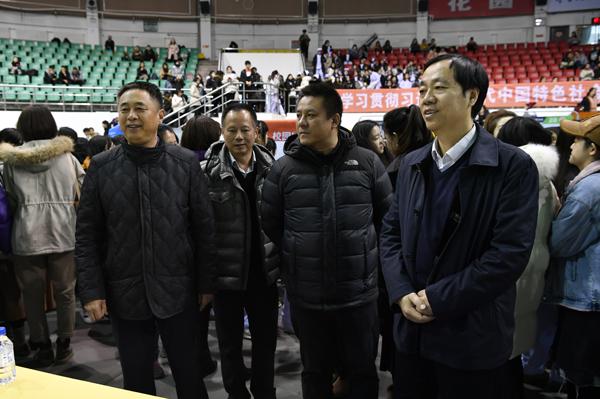 校领导与用人单位亲切交谈__.jpg