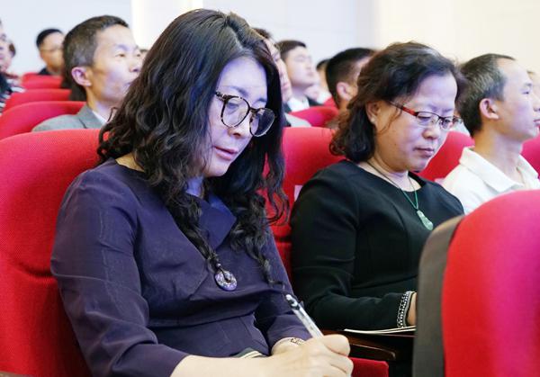 参会人员认真听记___.jpg