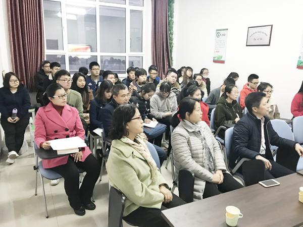 学员认真听讲__.jpg