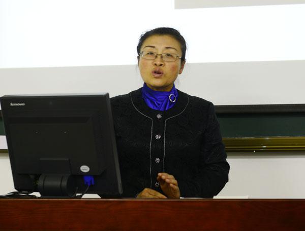 李卉教授作报告__.jpg