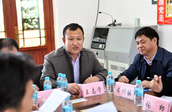 3、我校驻村第一书记王志学作汇报___.jpg