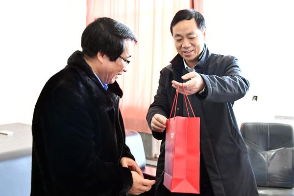 蔡建辉校长向张子彪教授送慰问品___.jpg